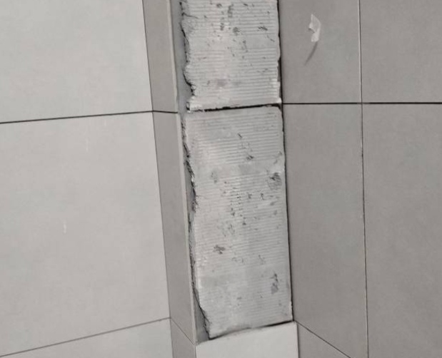 长治瓷砖空鼓维修公司分享下瓷砖施工前基层浇水润湿程度不足，可能导致以下问题